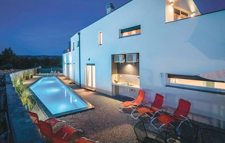 Villa pour 10 personnes, avec piscine ainsi que jardin et vue à Brodarica