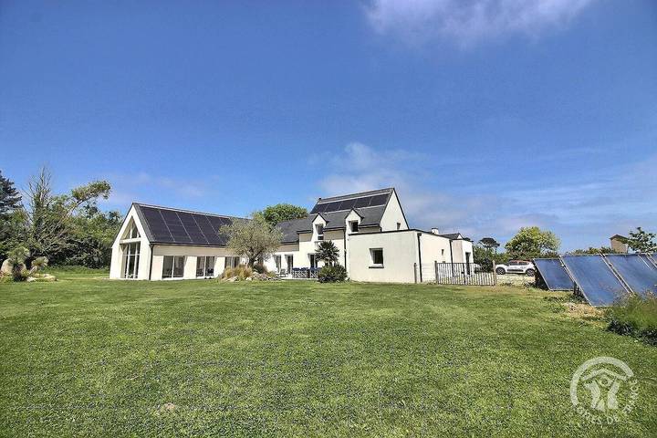 Gîte pour 8 personnes, avec jardin ainsi que terrasse et piscine, animaux acceptés à Plougrescant - 3