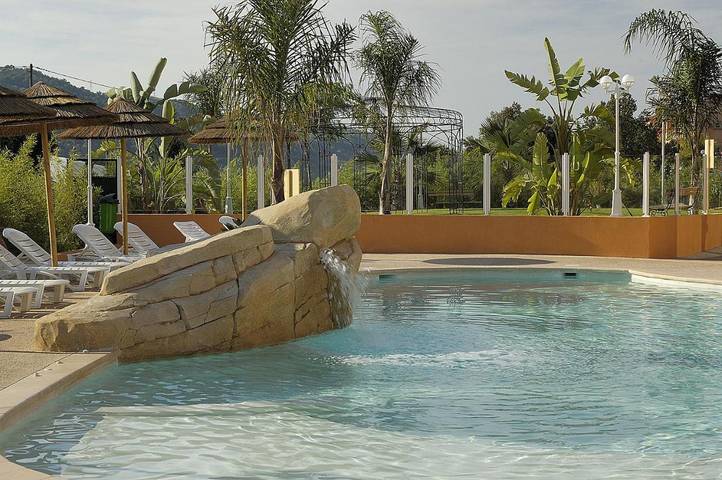 Appart’hôtel pour 5 personnes, avec Balcon et Terrasse ainsi que Jardin et Piscine