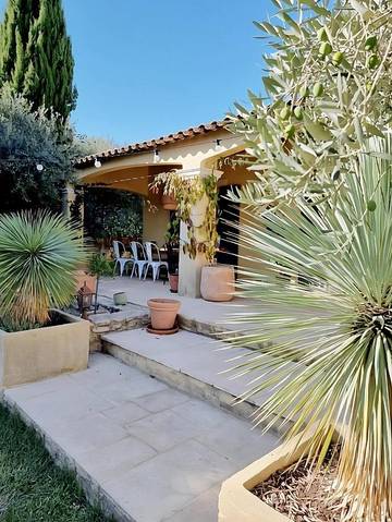 Gîte pour 2 personnes, avec jardin ainsi que piscine et vue à Pierrevert