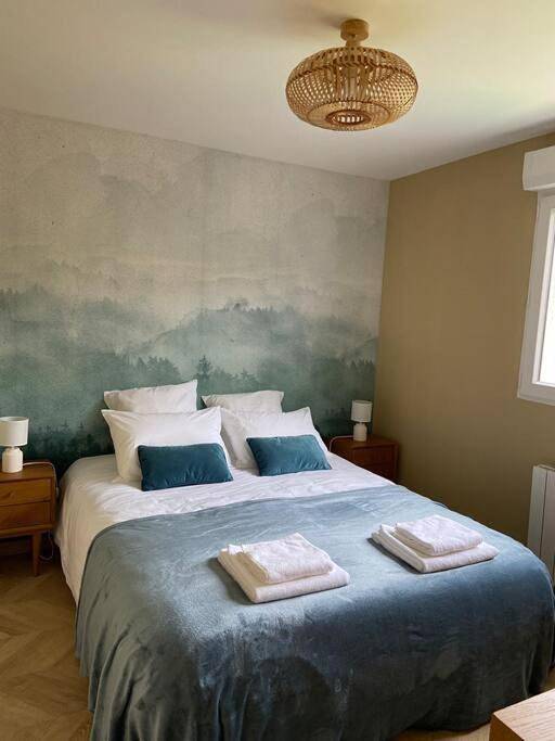 Location de vacances pour 8 personnes, avec piscine ainsi que vue et jardin à Thésée - 3