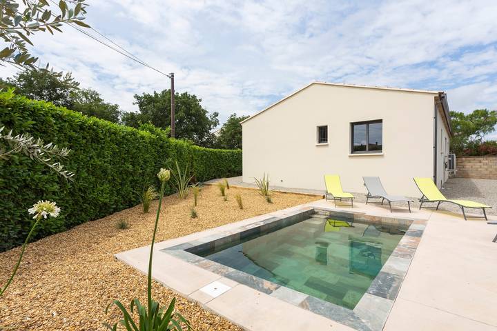 Location de vacances pour 8 personnes, avec jardin ainsi que terrasse et piscine à Saint-Victor-la-Coste
