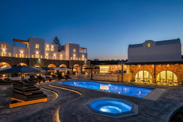 Apartahotel para 3 personas, con jacuzzi además de piscina y jardín en Santorini