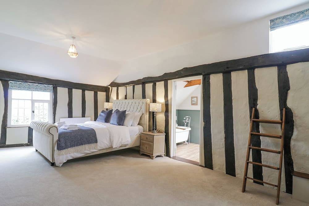 Knights Farm, pet friendly, character holiday cottage in Harkstead in Suffolk