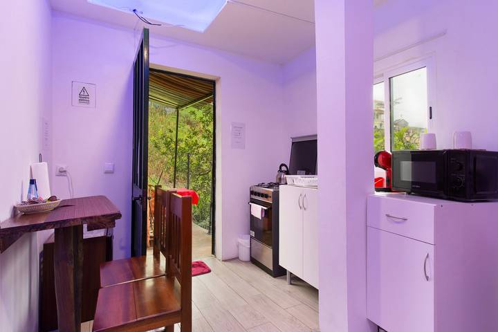 Hel studio-lejlighed, Studio 'Luci's House B' with Mountain Views, Shared Terrace, and Wi-Fi in São Jorge Byen, Maderia
