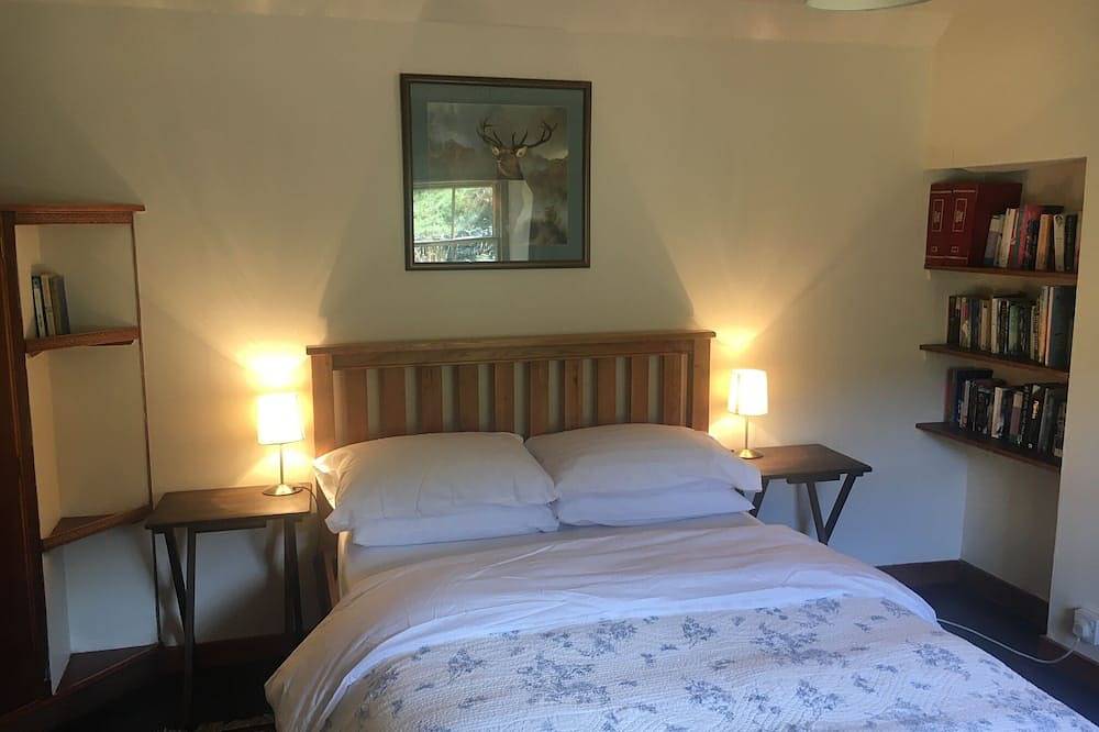 Unique rustic cottage, amazing views of wild places. Family and pet friendly in Highlands