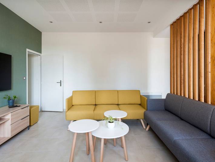 Gîte spacieux avec cour et terrasse, centre bourg face à l'église - Idéal pour familles et Pmr in Loye-sur-Arnon, Saint-Amand-Montrond