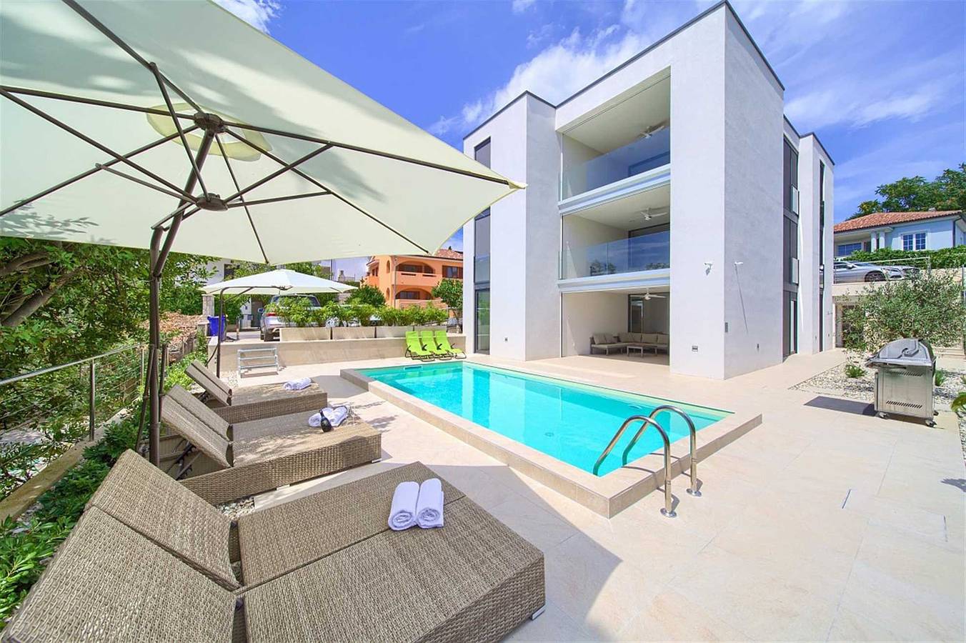 Ganze Wohnung, Villa Celeia - Luxuriöse Erdgeschoss Ferienwohnungen mit beheiztem Pool im Stadtzentrum von Krk in Krk Stadt, Krk