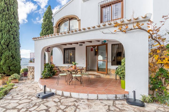 Villa "Sol y Luna" con vistas a la montaña, piscina, terraza, aire acondicionado y Wi-Fi in Jávea, Costa Blanca