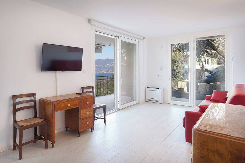 Ganze Wohnung, Villa Malù - Apt Amalia - Pool- und Seeblick in Torri del Benaco, Gardasee-Berge