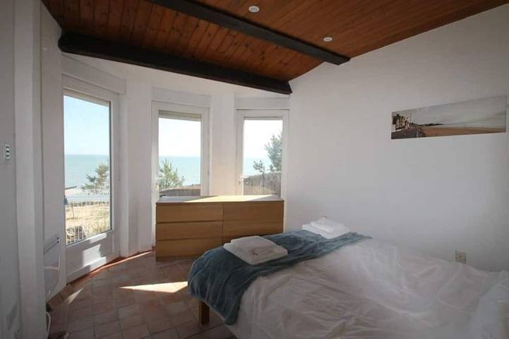 Beach House with 180 degree sea views, 6 Bed, 4 Baths, sleeps 10-12 in La Tranche-sur-Mer, Vendée