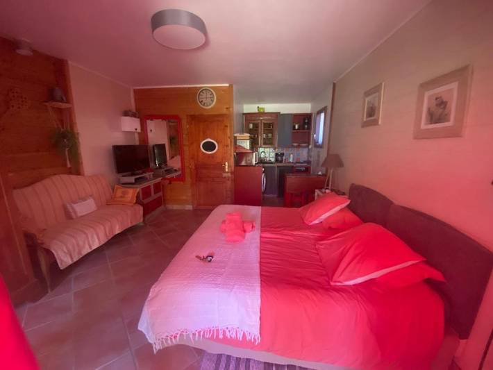 Gîte pour 2 personnes, avec Terrasse ainsi que Piscine et Vue à Gras