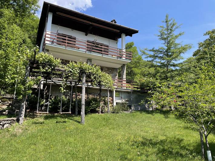Ferienhaus für 4 Personen, mit Balkon und Terrasse sowie Garten und Seeblick in Montemezzo