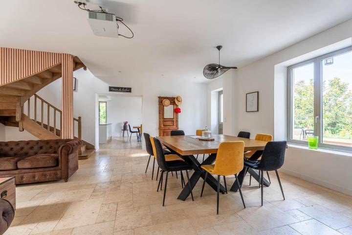 Location de vacances pour 14 personnes, avec jardin ainsi que piscine et balcon à Dardilly - 4