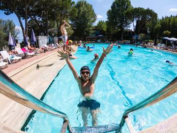 Camping für 6 Personen, mit Pool und Terrasse, mit Haustier in Umbrien