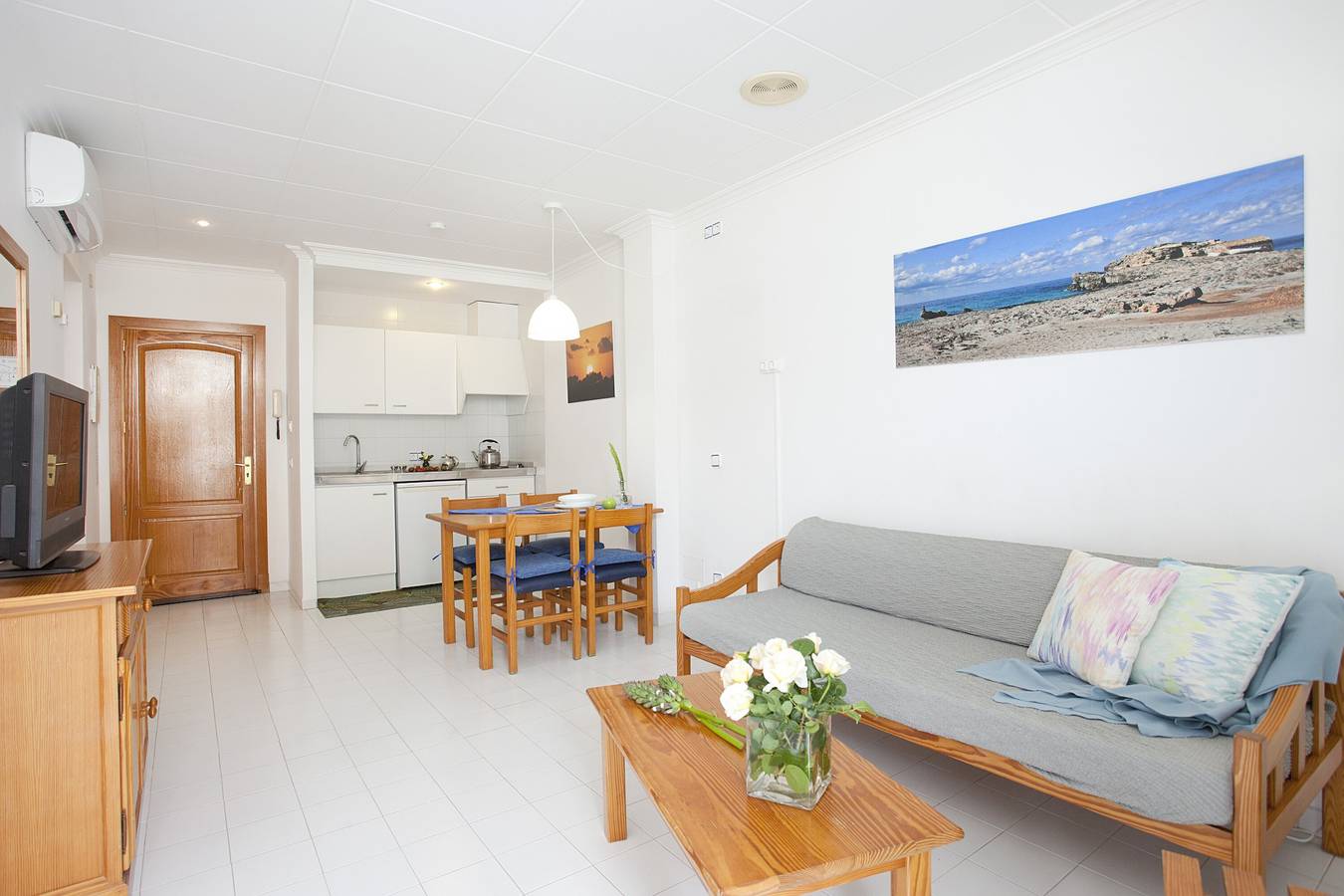 Apartamento entero, Apartamento Estándar con balcón, Wi-Fi y aire acondicionado in Playa d'es Port, Ses Salines