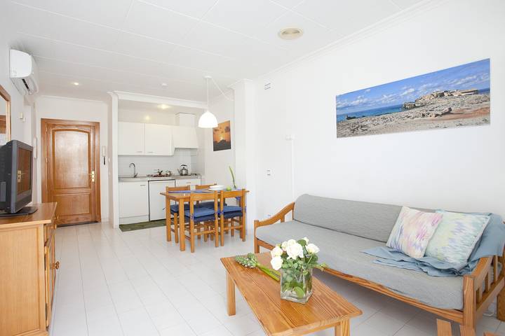 Apartamento inteiro, Apartamento 'Apartamento Estándar' com Varanda, Wi-Fi e Ar Condicionado in Playa d'es Port, Ses Salines