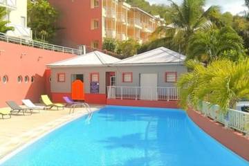 Gîte pour 4 personnes, avec vue ainsi que jardin et piscine à Tartane
