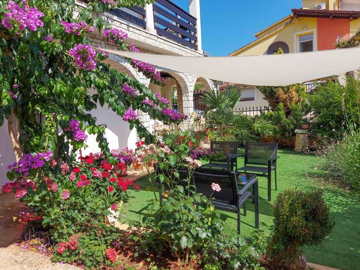 Ferienwohnung für 4 Personen, mit Terrasse und Garten in Peroj