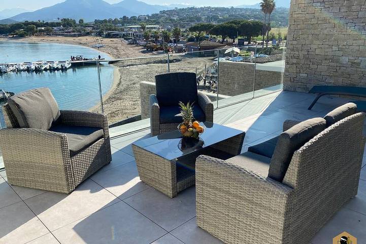 Gîte pour 4 personnes, avec terrasse dans Plage De La Viva Porticcio