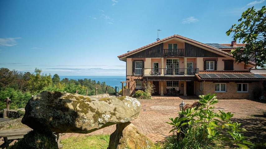 Location de vacances pour 12 personnes, avec Balcon et Terrasse ainsi que Jardin et Vue à Orio