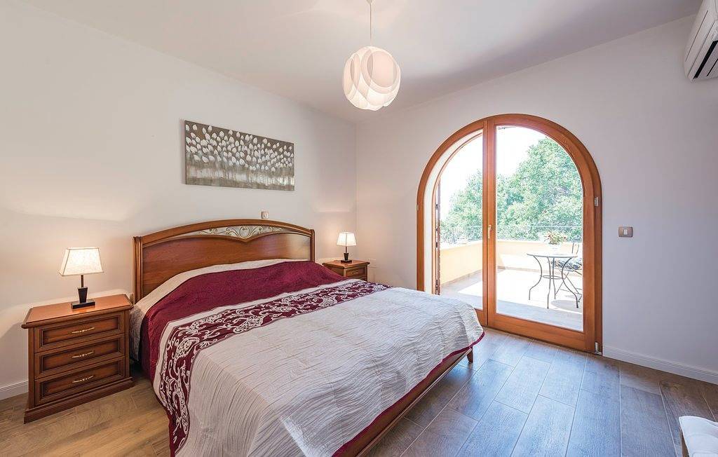 Villa Marija by Villas Guide in Lanterna, Tar-Vabriga