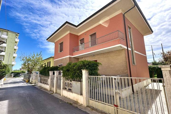 Gîte pour 4 personnes, avec balcon/terrasse, animaux acceptés à Senigallia
