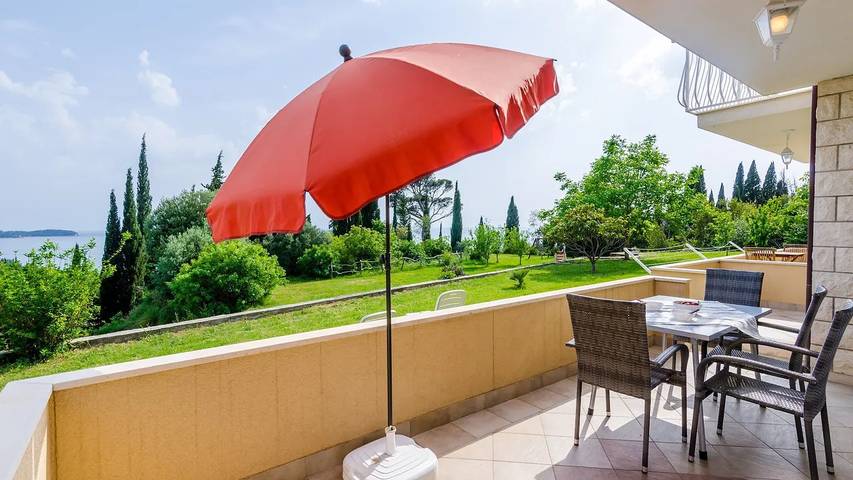 Holiday letting for 5 people, with garden in Mlini