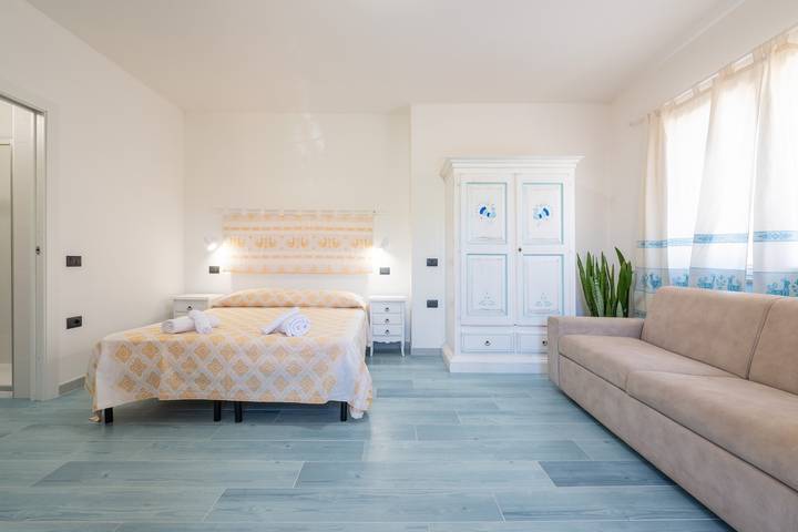 Monolocale intero, Monolocale 'Villa Erica Appartamento Lesley' con vista sulle montagne, Wi-Fi e aria condizionata in Villa San Pietro, Cagliari e Dintorni