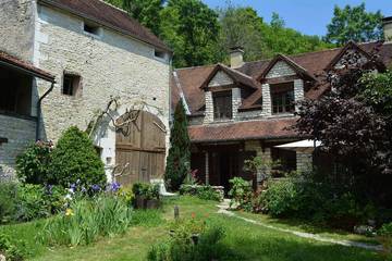 Agriturismo pour 7 personnes, avec jardin ainsi que piscine et terrasse dans Yonne