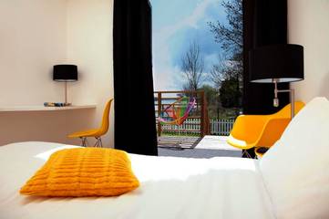 Hôtel pour 2 personnes, avec terrasse ainsi que vue et jardin, animaux acceptés à Saint-Pierre-la-Garenne