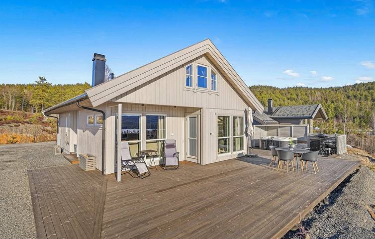 Ferienhaus für 8 Personen, mit Garten und Terrasse sowie Ausblick und Seeblick, kinderfreundlich
