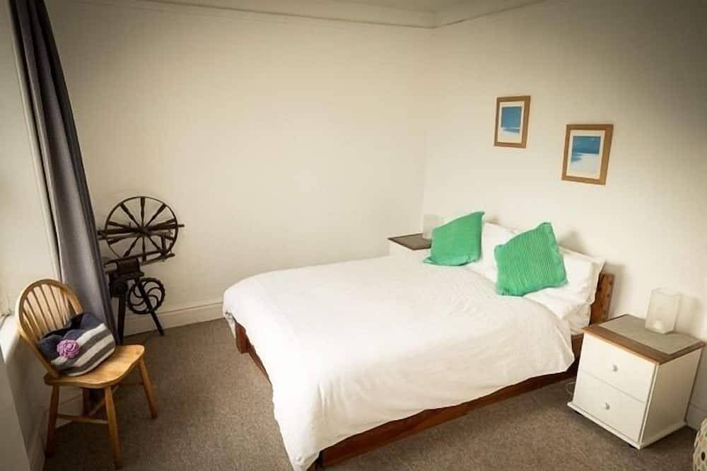 Open plan house 1 minute to beach and St Michaels Mount causeway in Marazion, Cornwall