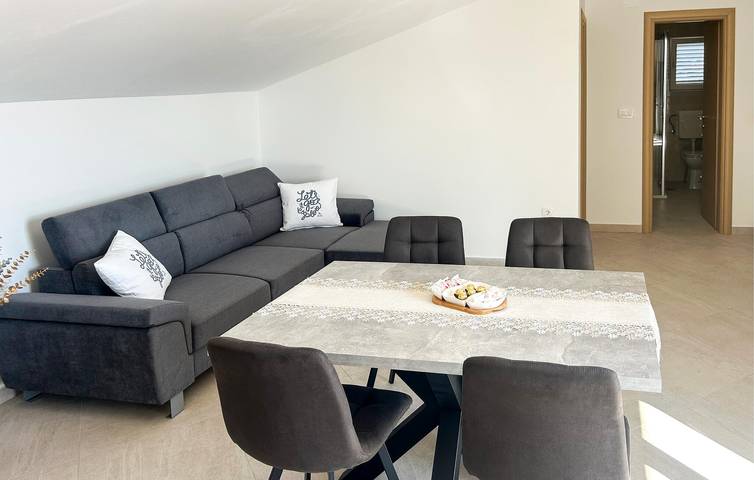 Ganze Ferienwohnung, Ferienhaus am Meer mit Terrasse, Küche und Parkplatz in der Nähe des Flusses Krka in Raslina, Šibenik-Knin