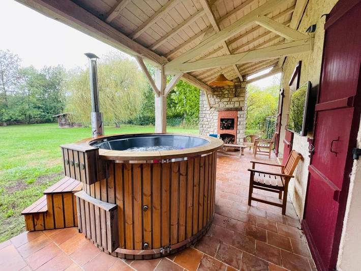 Location de vacances pour 7 personnes, avec terrasse ainsi que jacuzzi et jardin, animaux acceptés à Jarnac - 2