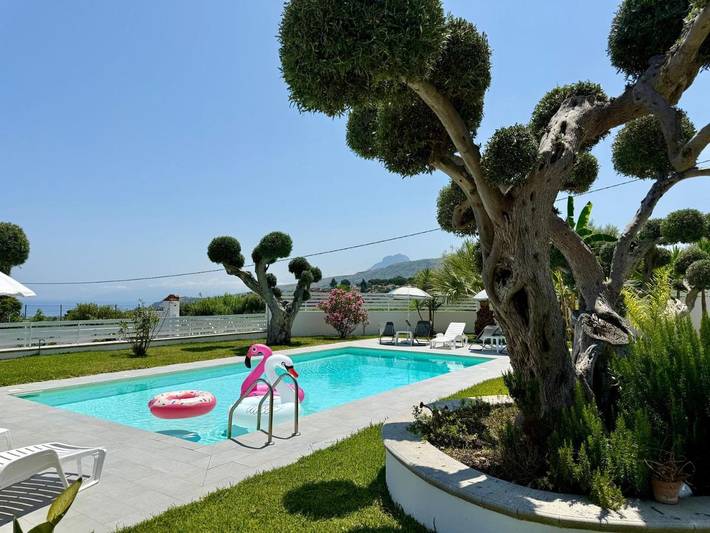 Villa per 8 persone, con piscina e giardino nonché panorama, adatto a famiglie con bambini in Trabia