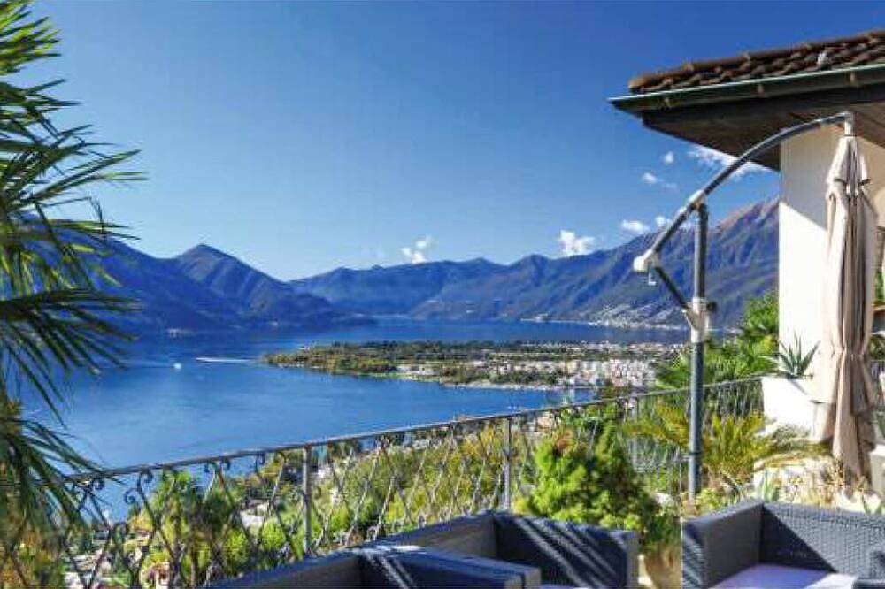 Magnificent villa with indoor pool and prime lake view location in Minusio, Alpes Ticineses y del Verbano