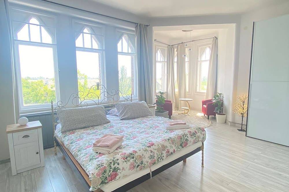 Entire apartment, Spacious 158m² Apartment • Balcony • 2 Bathrooms • Modern Kitchen • 30m to Metro in Budapest, Central Hungary