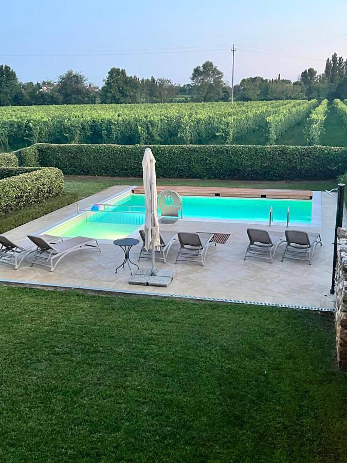 B&b per 2 persone, con piscina e terrazza nonché piscina per bambini e giardino a Desenzano del Garda
