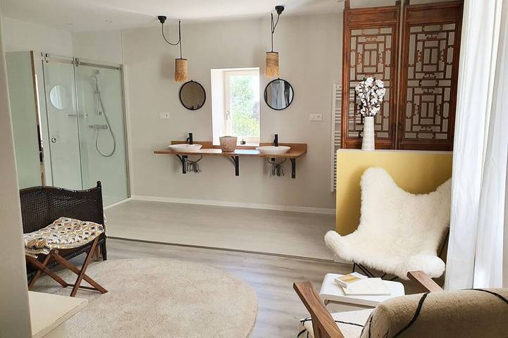 Location de vacances pour 2 personnes, avec jardin ainsi que piscine et terrasse à Reilhaguet