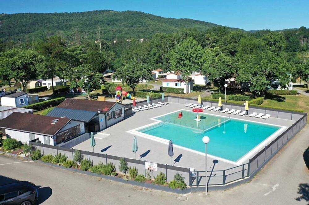 Camping 4 étoiles - Piscine - ccbeeie in Foix, Ariège
