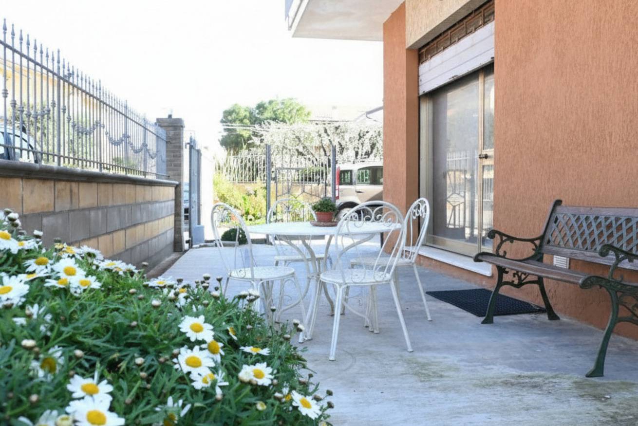 Ganze Wohnung, Se247- Marotta, three-room apartment with equipped courtyard near the sea in Marotta, Mondolfo und Umgebung