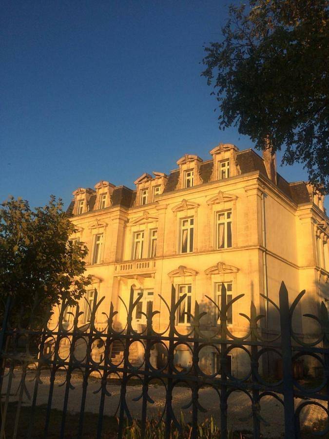 Chambre d’hôte pour 2 personnes, avec Terrasse et Jardin ainsi que Piscine et Vue à Aulnay