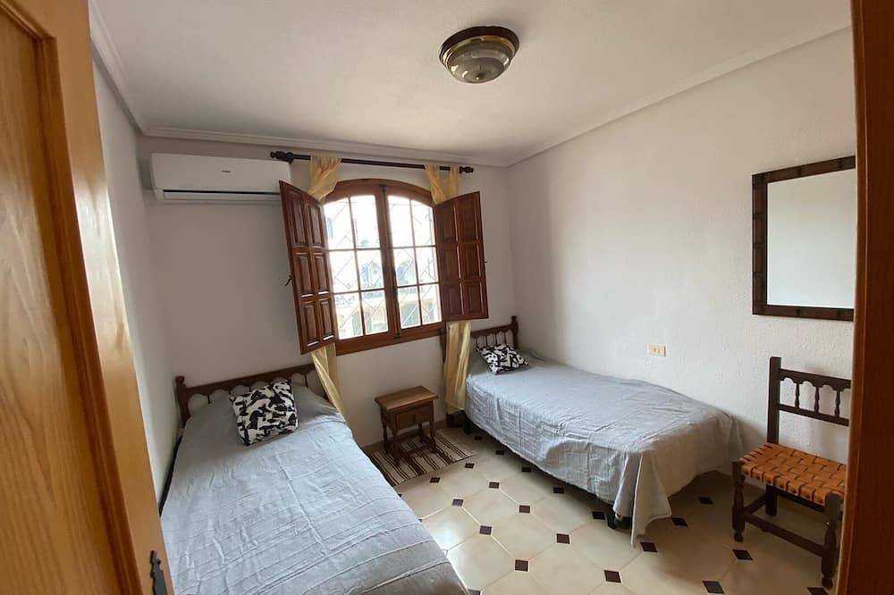 Apartamento entero, Renovated 2 bedroom 1 bath condo only 300m from La Zenia Beach in Centro La Zenia, Orihuela