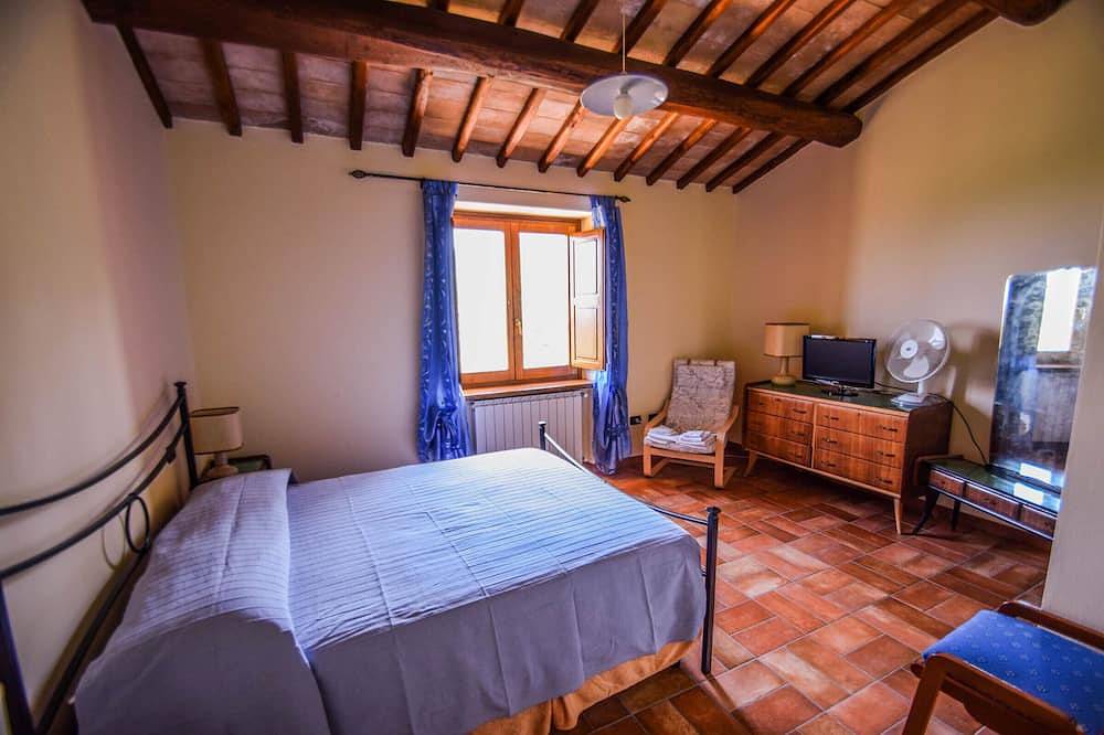 House with private pool/garden 5 km from village. Quiet street & panoramic views in Avigliano Umbro, Terni Provinz