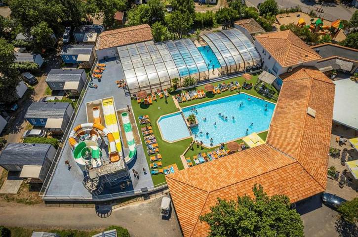 Camping pour 4 personnes, avec bassin pour enfant ainsi que terrasse et piscine, animaux acceptés