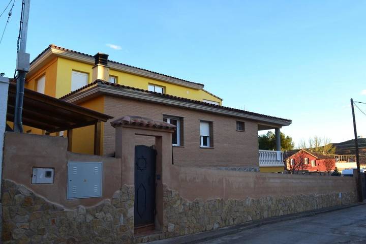 Apartamento para 6 personas, con terraza además de vistas y piscina en Teruel