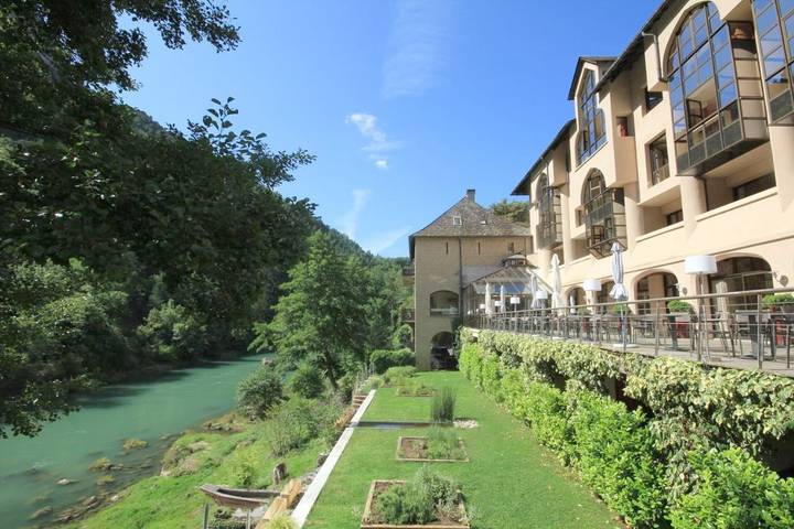Hôtel pour 4 personnes, avec Terrasse et Jardin ainsi que Piscine et Vue