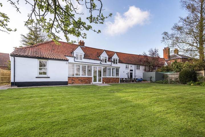 Cottage for 11 people, with Balcony and Garden in Burnham Market