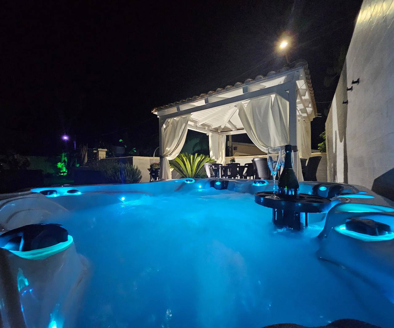 Casa Vacanze 'Villa Anny Fronte Mare' con Wi-Fi e Aria Condizionata in Falaride, Avola